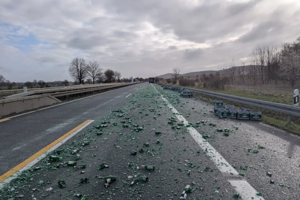 A39 bei Baddeckenstedt – Sattelauflieger verliert Getränkekisten