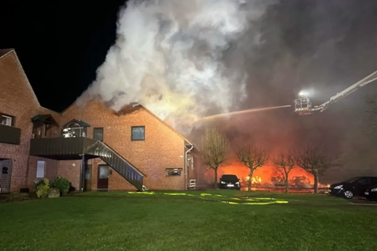 Hille – Brand eines Carports zerstört fünf Autos