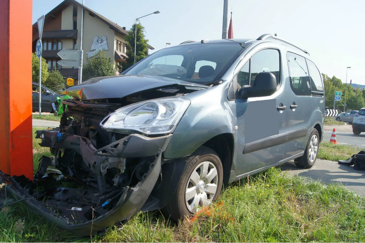Risch Rotkreuz ZG - Vortritt im Kreisverkehr missachtet