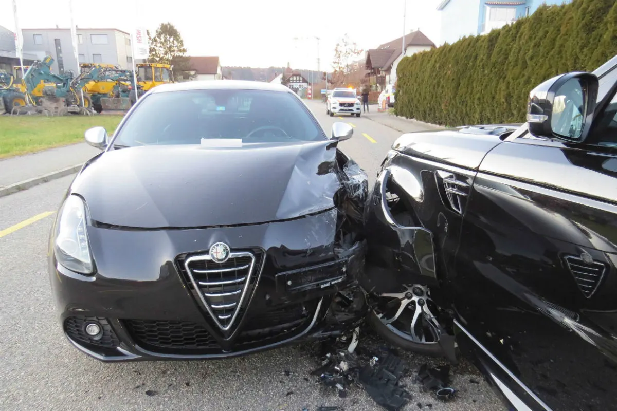 Holziken AG -  Alfa Romeo Lenkerin fährt auf Gegenfahrbahn in Range Rover