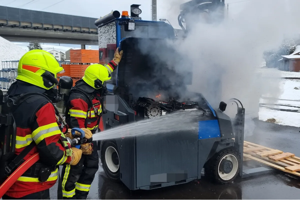  Gossau SG - Elektrostapler gerät in Brand