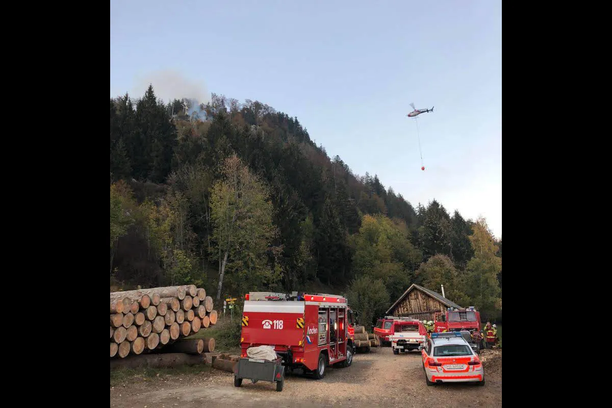 Amden SG - Waldfläche in Brand geraten