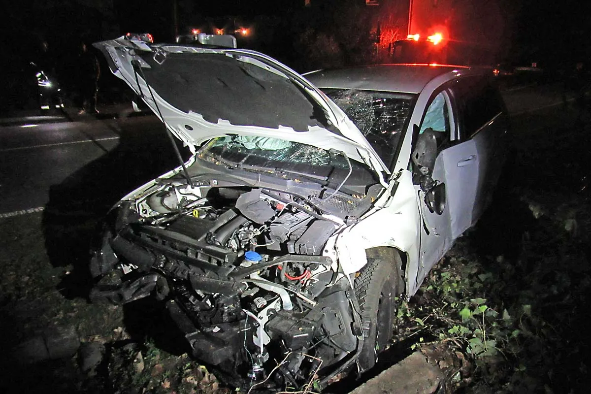 Mit hohem Tempo von Straße in Haan abgekommen - Drei Junge Verletzte nach Verkehrsunfall