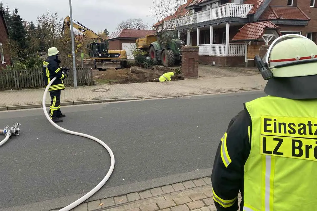 Gasleitung bei Baggerarbeiten in Flotwedel abgerissen - Größere Mengen Gas strömten aus!