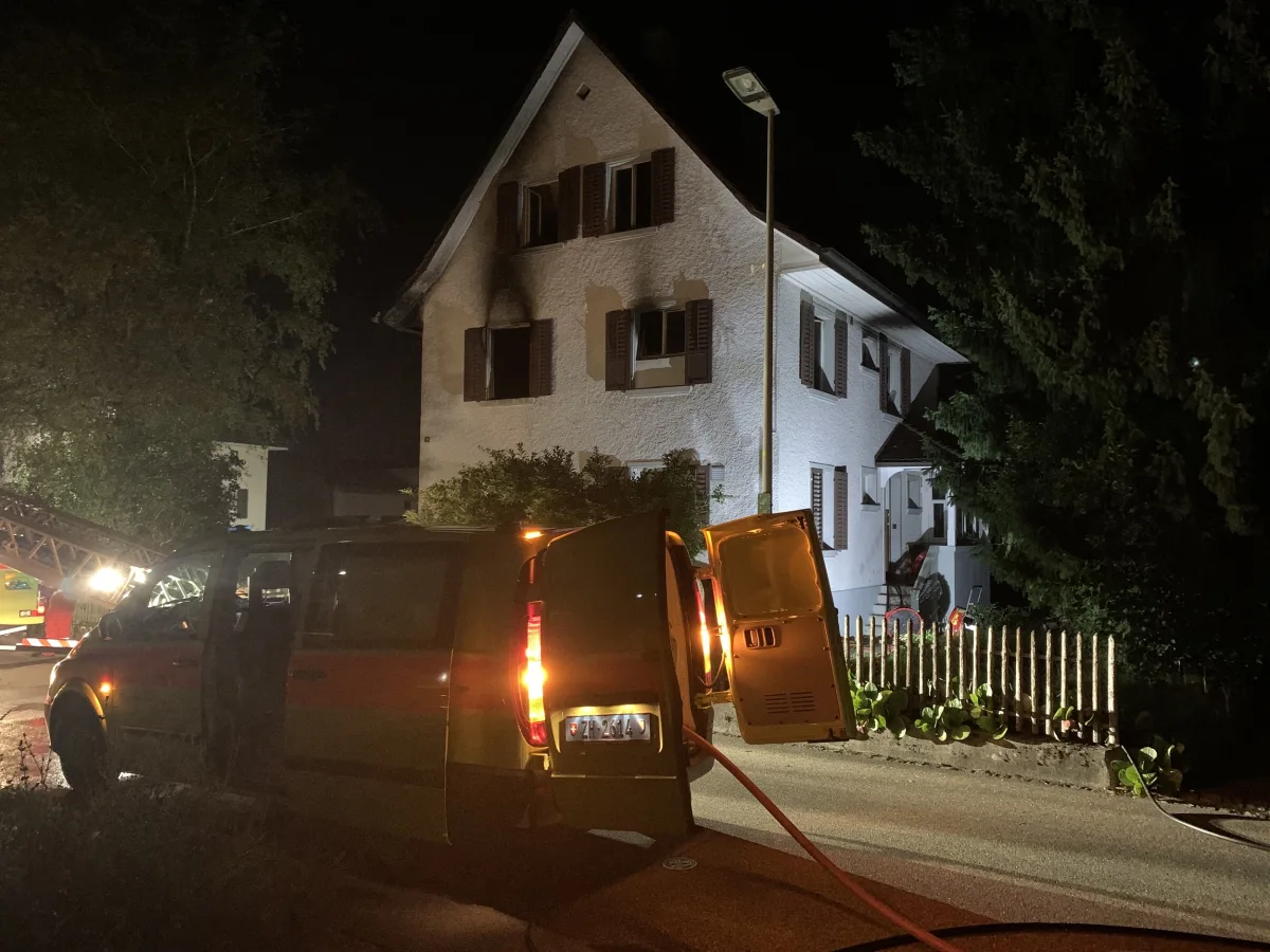 Wallisellen ZH - Person bei Brand in Einfamilienhaus verletzt