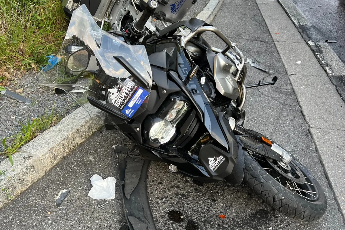 Flüelen UR - Unfall nach Überholmanöver auf Axenstrasse - Motorrad prallt in Sattelschlepper