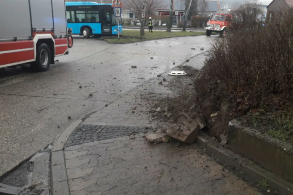 Führerloser Bus baut Unfall