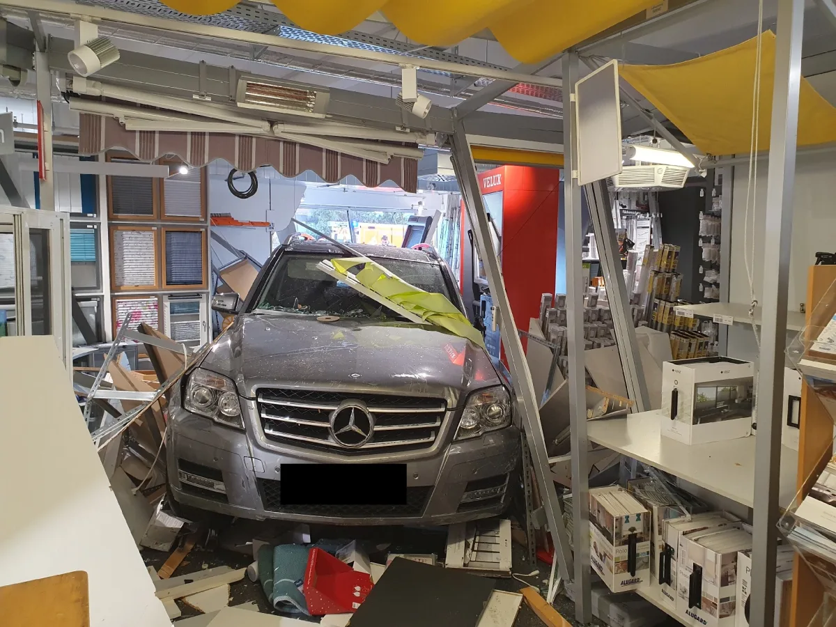Hameln – 83-Jähriger fährt in Fachmarkt – Unfall verursacht hohen Sachschaden