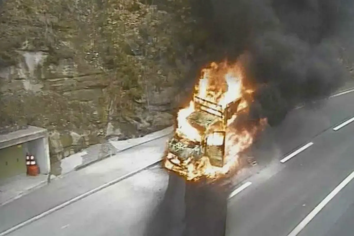 Lungern OW - Lieferwagen fängt Feuer