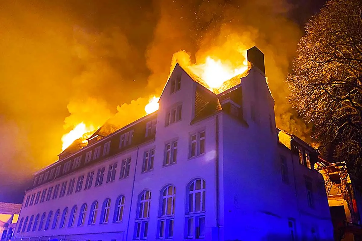 Vollalarm für die Feuerwehr in Bad Honnef - Dachstuhl eines  Schulgebäudes stand im Vollbrand!