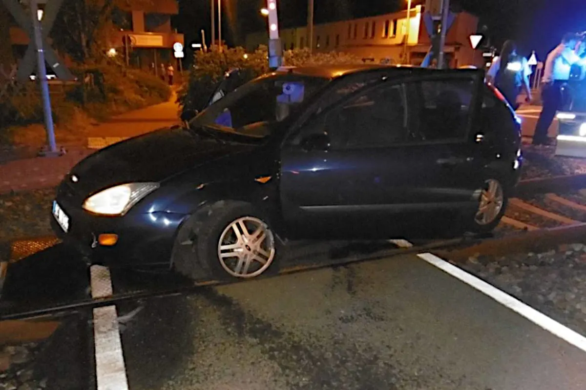 Verfolgungsfahrt - Auto landete im Gleisbett