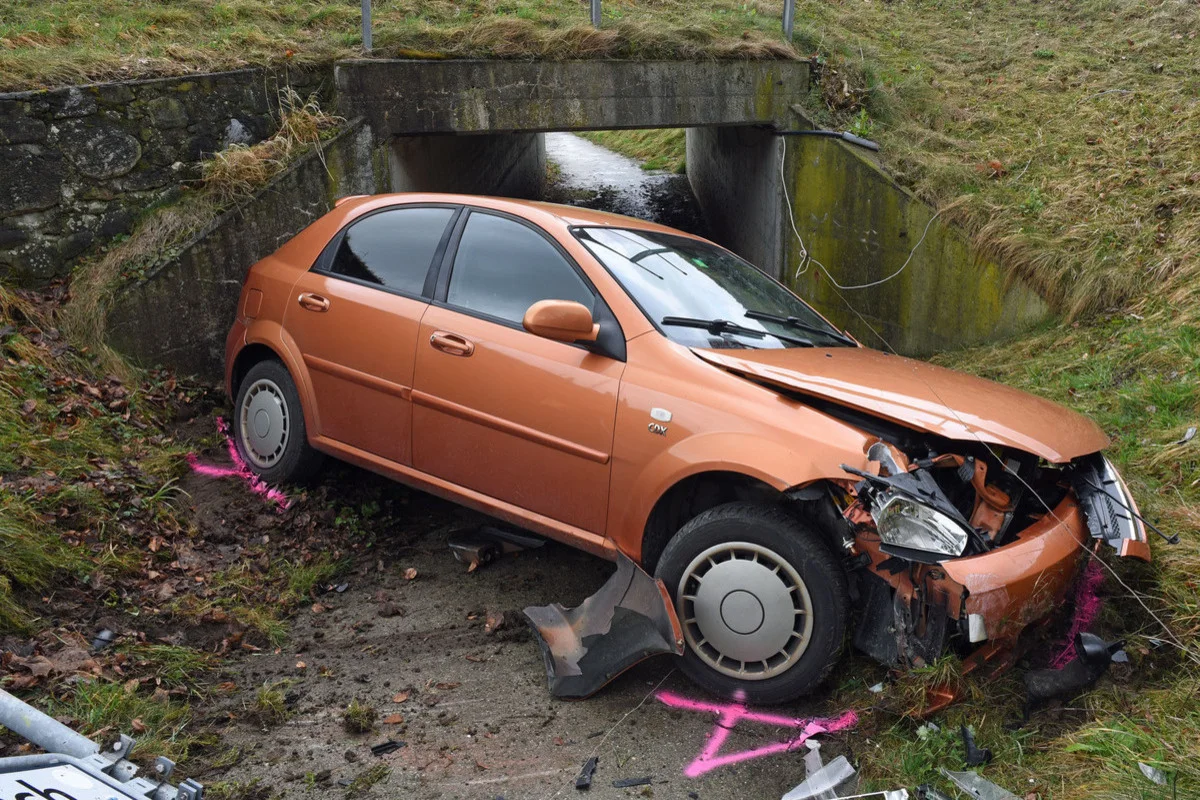 Beromünster LU - Auto landet nach Kollision vor einer Unterführung 