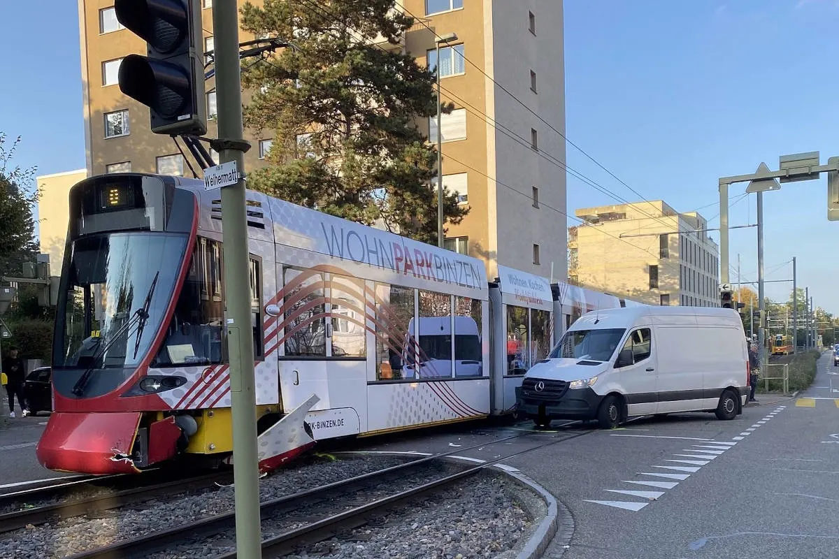 Binningen BL – Abbiegender Lieferwagen kollidiert mit Tram