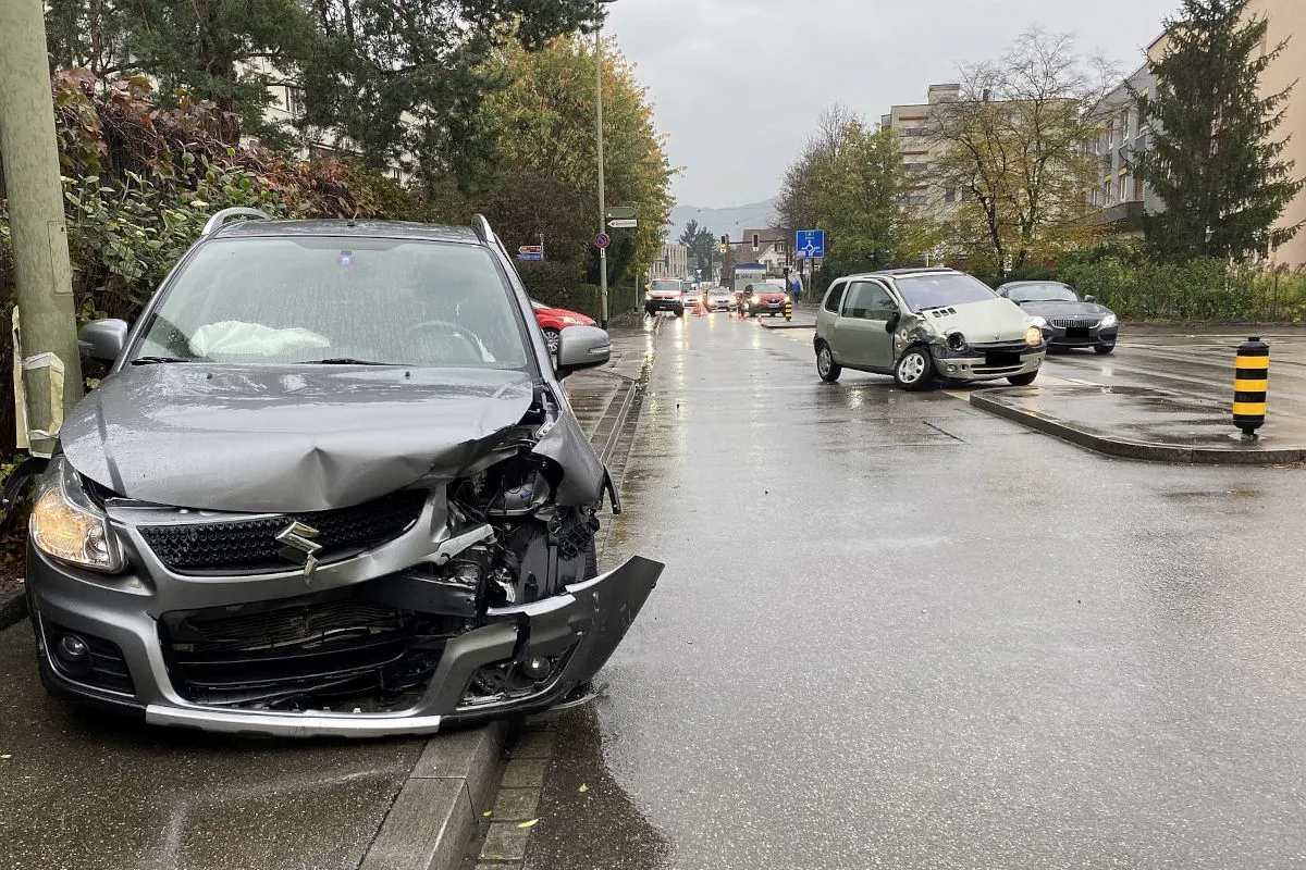 Reinach BL – Kollision zwischen zwei Personenwagen  – zwei verletzte Personen und ein toter Hund