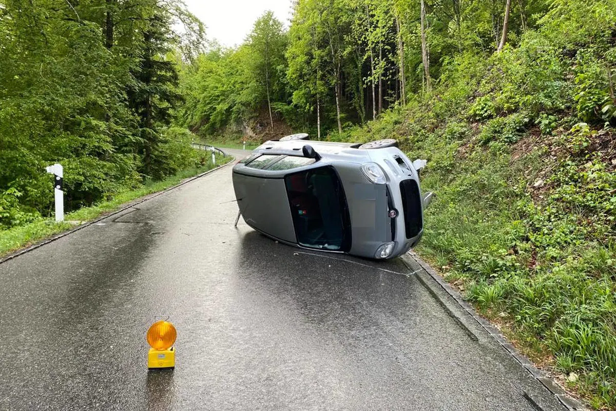 Ziefen BL – Personenwagen gerät ins Schleudern und kippt auf die Seite