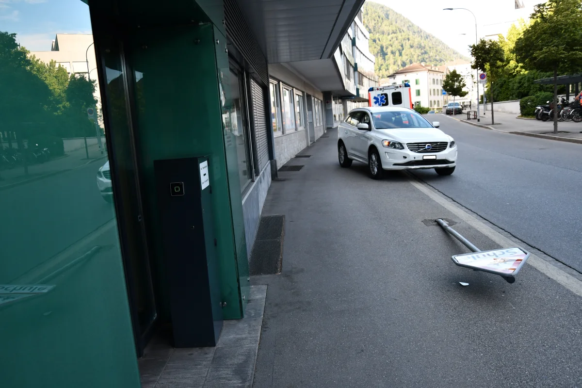 Chur GR - Autolenker kollidiert mit Gefahrensignaltafel "Achtung Kinder"
