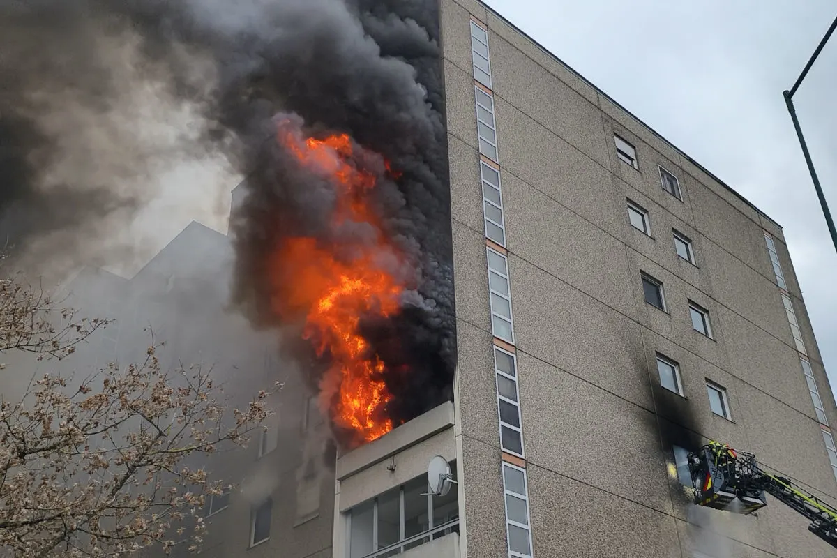 Wiener Neudorf – Brand greift auf Fassade und Nachbarwohnung über