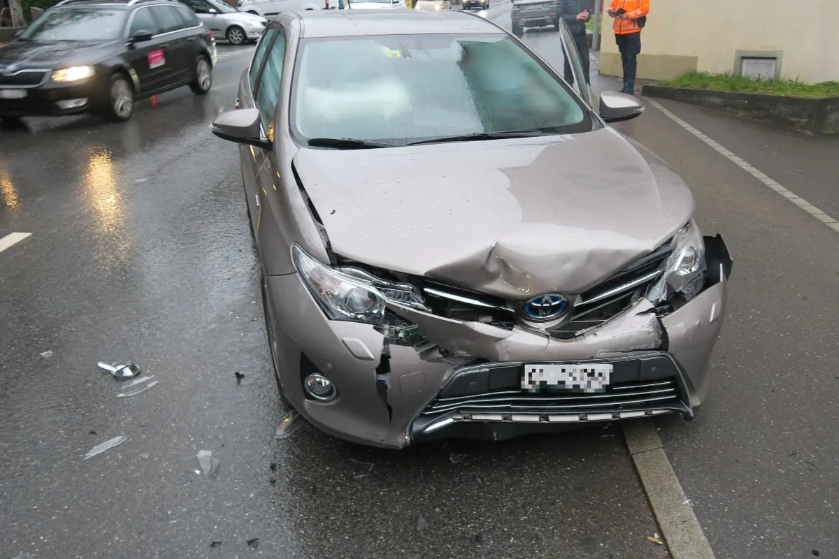Unfall in Glarus - Auto gerät auf Gegenfahrbahn