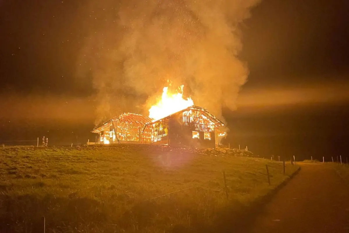 Corbières FR – Alphütte bei Brand vollständig zerstört