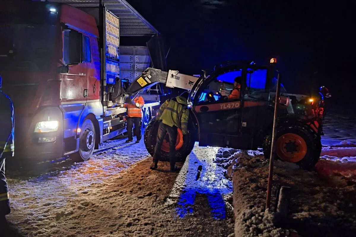 Frankenmarkt – Hühnertransporter kippt auf Wiese