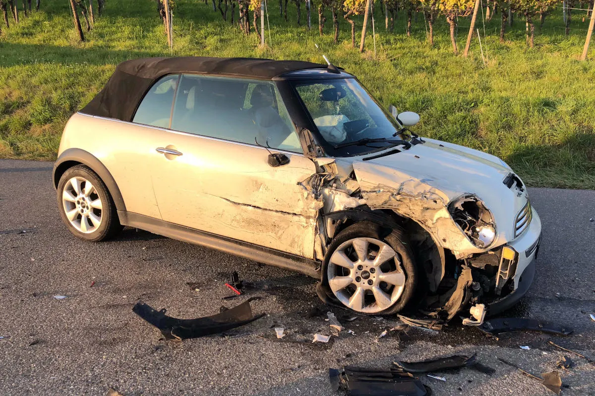 Hallau SH – Frontalkollision zwischen zwei Autos fordert mehrere Verletzte