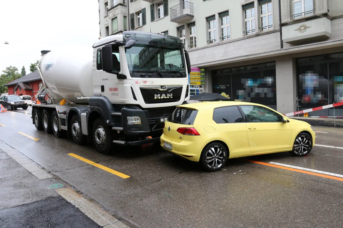 St.Gallen SG - Kollision zwischen Lastwagen und Auto am Unteren Graben