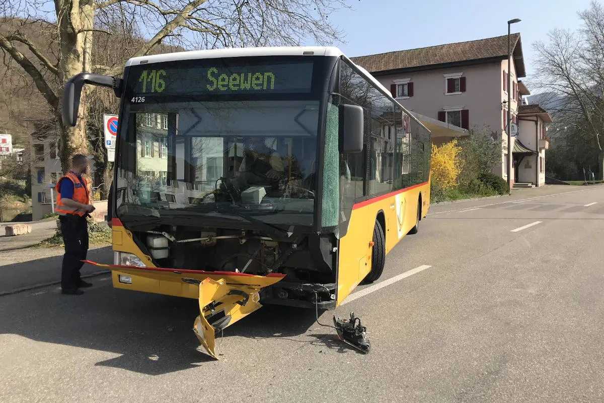 Grellingen BL – Streifkollision zwischen Personenwagen und Postauto