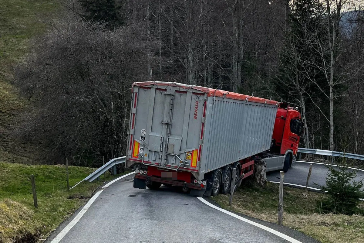 Balm bei Günsberg SO: Sattelmotorfahrzeug bleibt in Kurve der Balmbergstrasse stecken