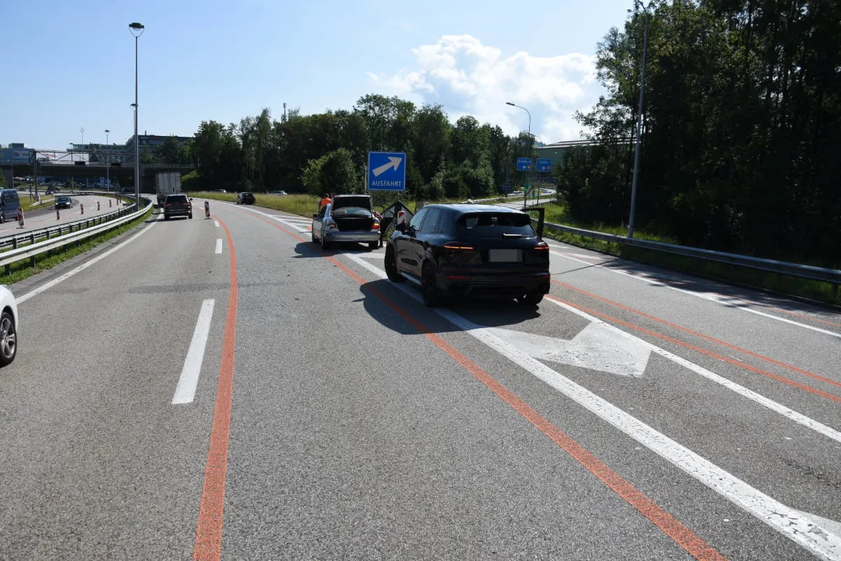 A1 St.Gallen SG - Auf Autobahn angehalten und verunfallt