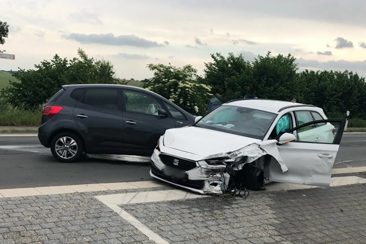 Ratingen – Niesanfall mit schweren Folgen – zwei verletzte Personen und kaputte Pkw