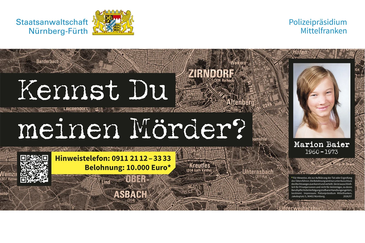 Ein Fahndungsplakat zeigt ein Foto von Marion Baier und den Text 'Kennst Du meinen Mörder?', mit Kontaktdaten für Hinweise.