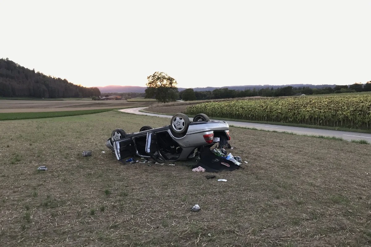 Schwerer Selbstunfall in Buchberg SH - Mercedes überschlägt sich - zwei Personen verletzt