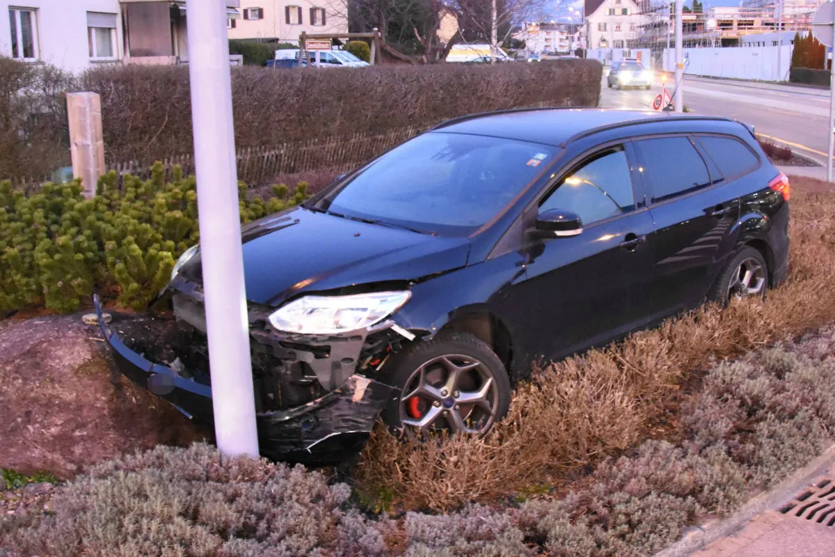 Schmerikon SG - Fahrunfähiger Autolenker baut Selbstunfall 