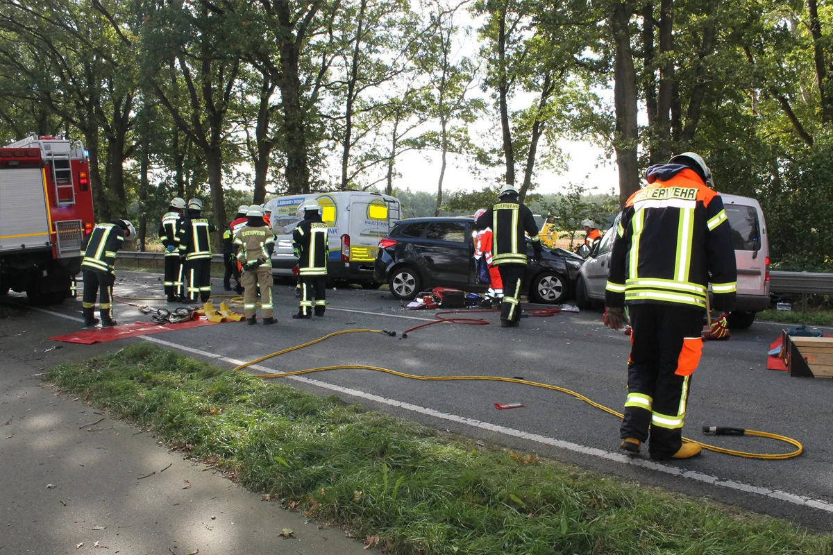B71 Deinstedt NI – Fünf Verletzte bei schwerem Unfall mit mehreren Pkw und Lkw