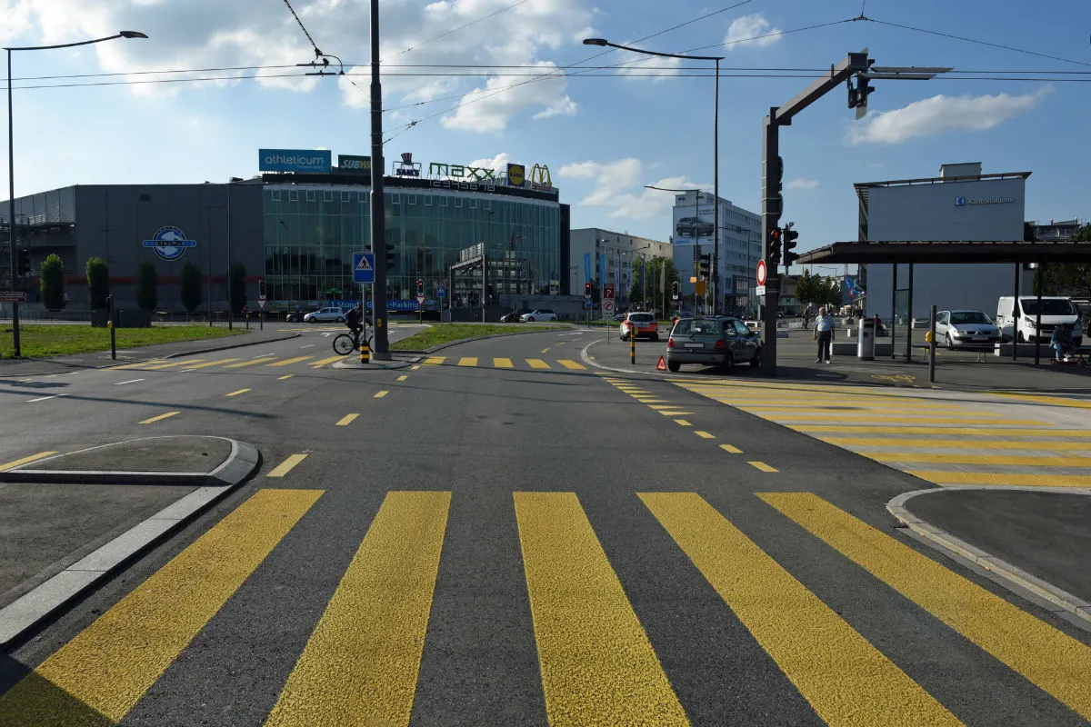 Emmenbrücke LU - Rennvelofahrer und Auto zusammengeprallt - Zeugenaufruf
