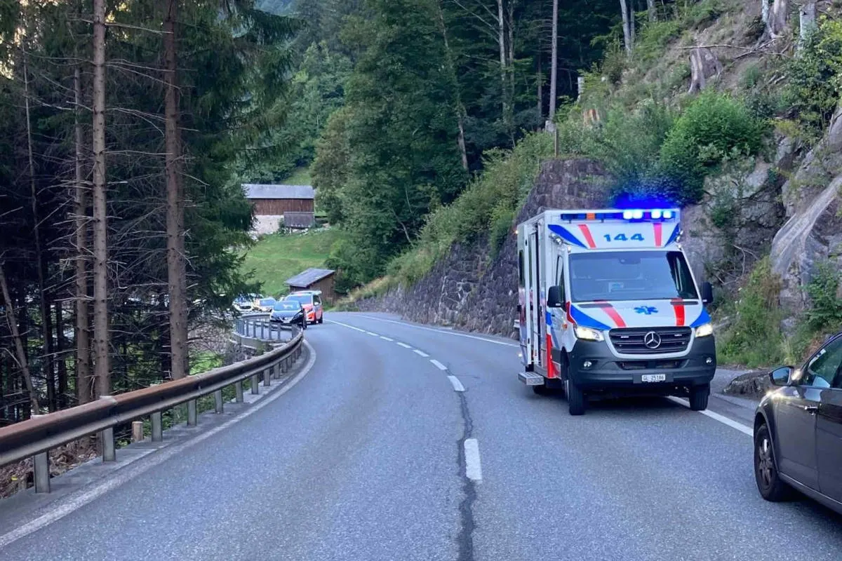 Sool GL – Verunfallten bewusstlosen Radfahrer auf der Strasse liegend gefunden