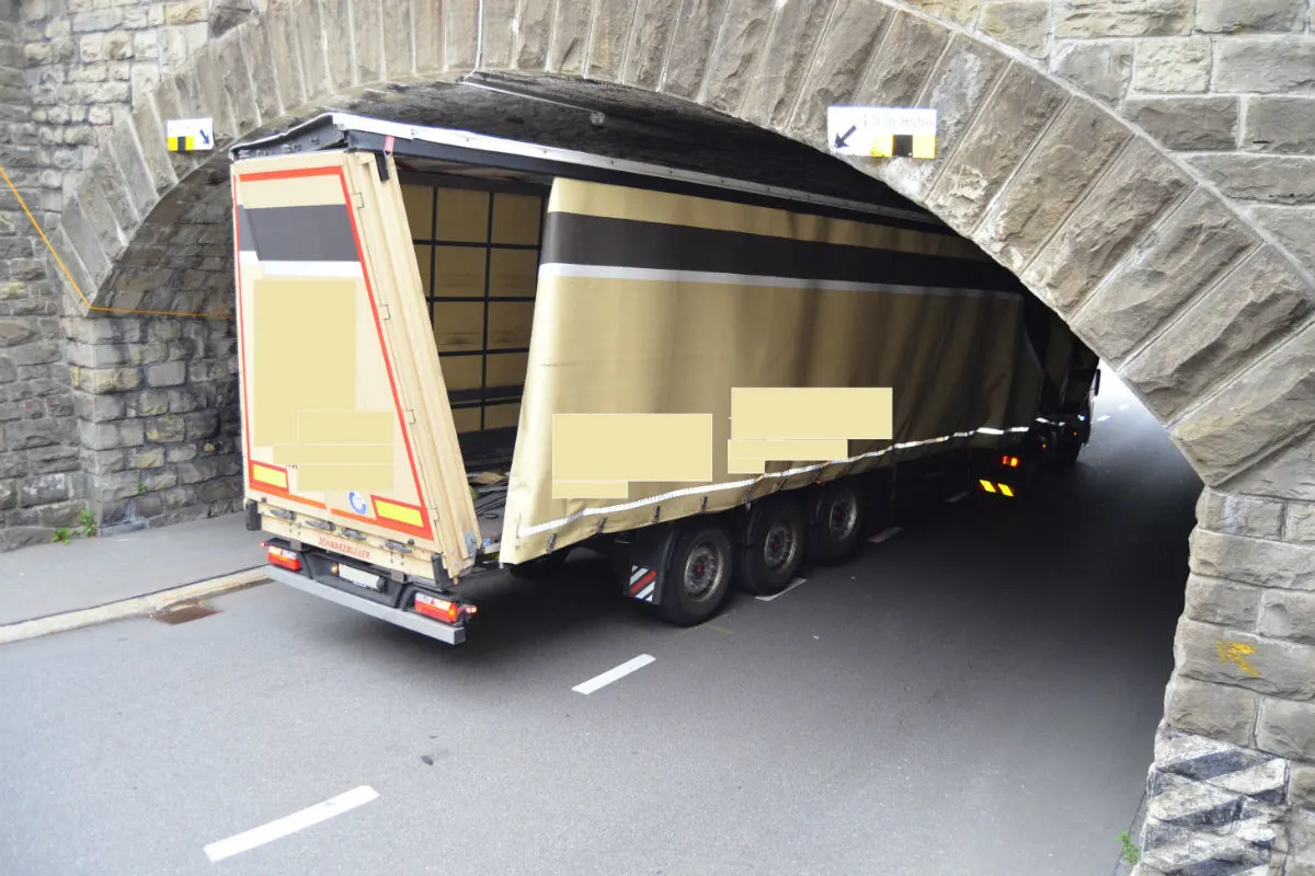 Herisau AR - Lastwagen bleibt in Unterführung stecken