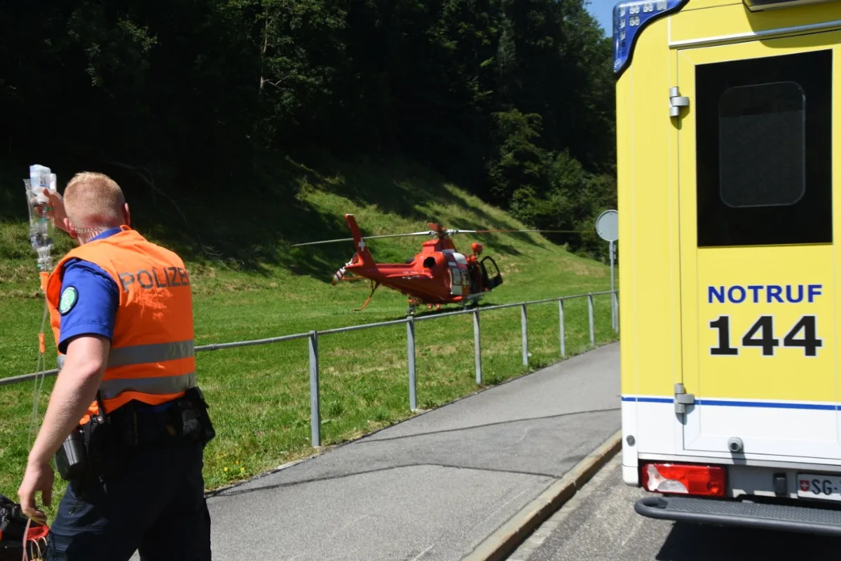 Schwerer Unfall in Oberriet SG - Randstein touchiert - Motorradfahrer stürzt und muss von der Rega geborgen werden!