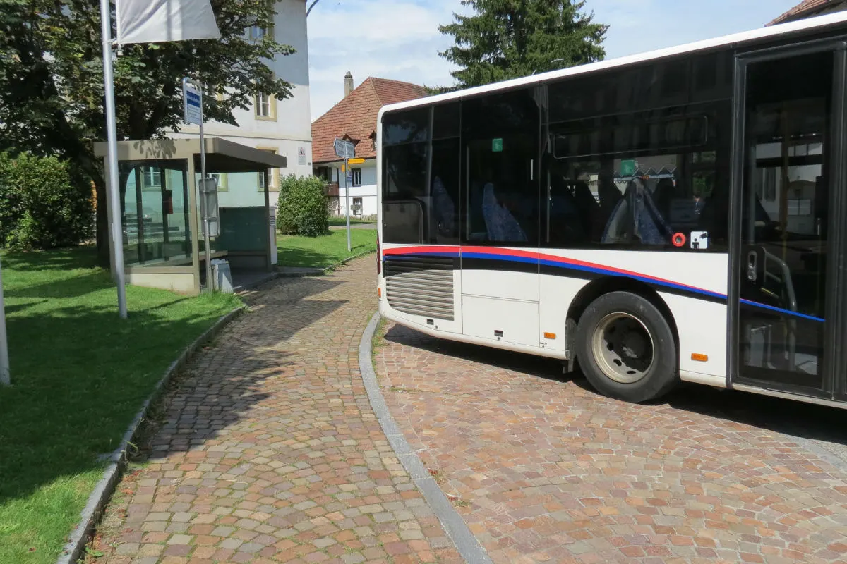 Brittnau AG - Linienbus kollidiert mit 93-jährigen Fussgängerin!