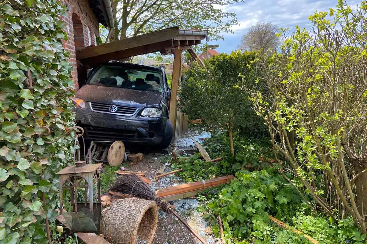Asendorf - Pkw streift Haus bei Unfall