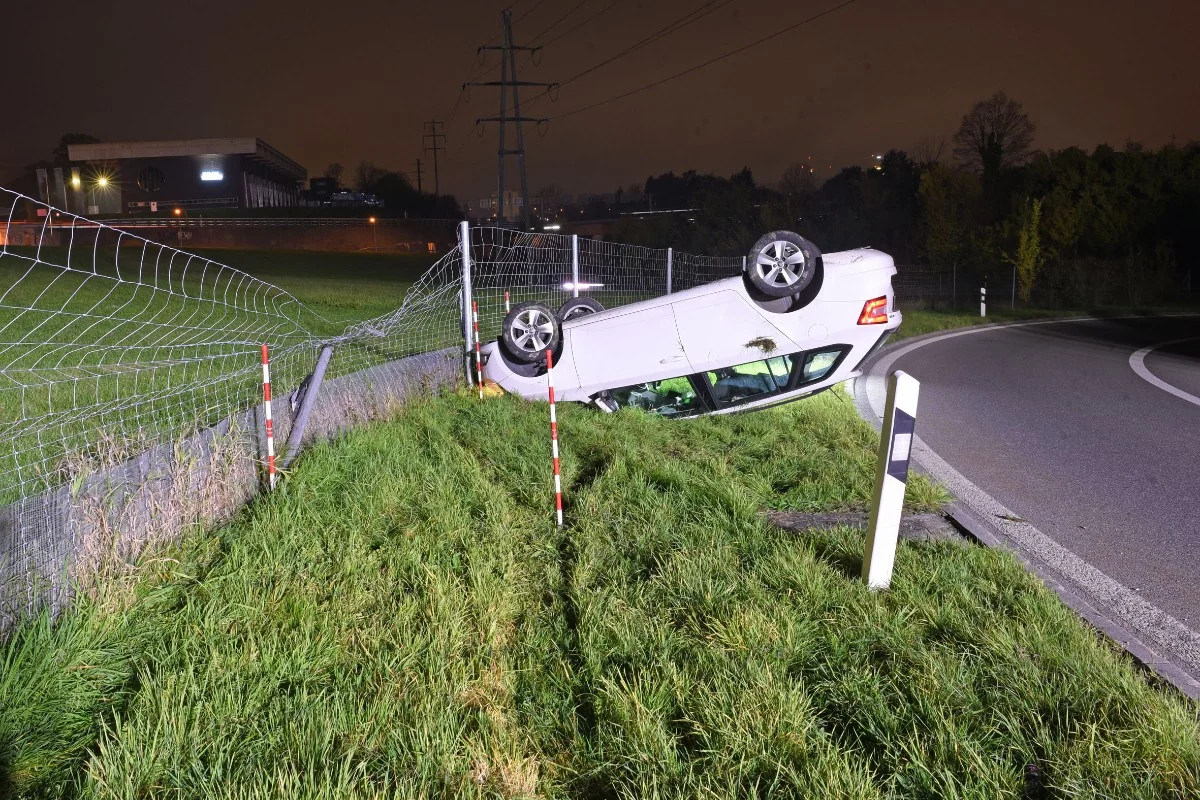 Ebikon LU - Autofahrer nach Selbstunfall verletzt