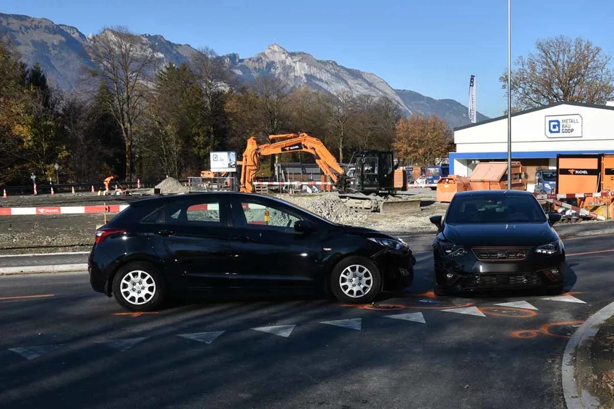 Verkehrsunfall in Gamprin-Bendern FL - Zwei Autos beim Abbiegen kollidiert