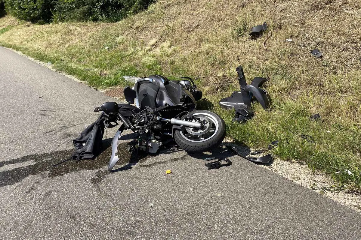 Zeiningen AG - Rollerfahrer wich Fuchs aus und krachte frontal in LKW
