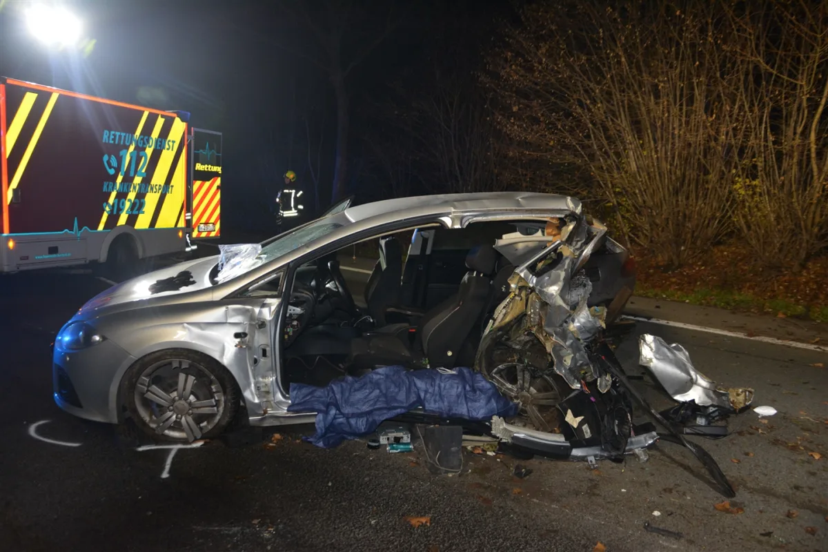 Herford – Heftiger Zusammenstoß bei Unfall – Fahrer eingeklemmt