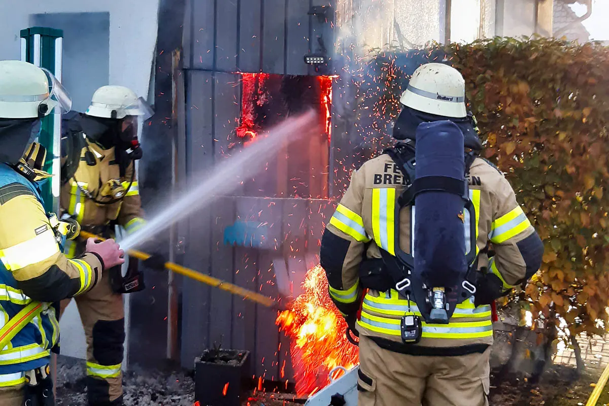 Vollalarm für die Feuerwehr in Bremerhaven - Wohngebäudebrand 