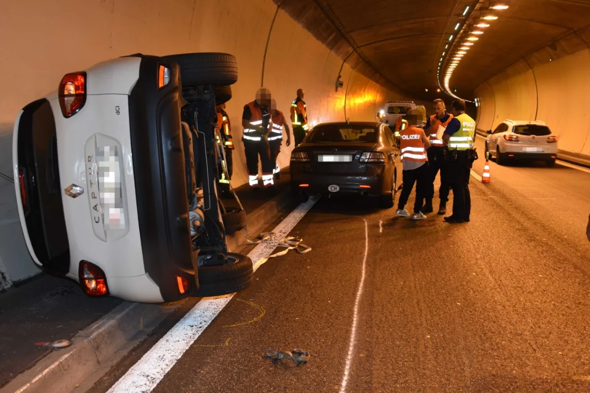 St.Gallen -  Auf Autobahn auf die Seite gekippt - zwei Frauen verletzt