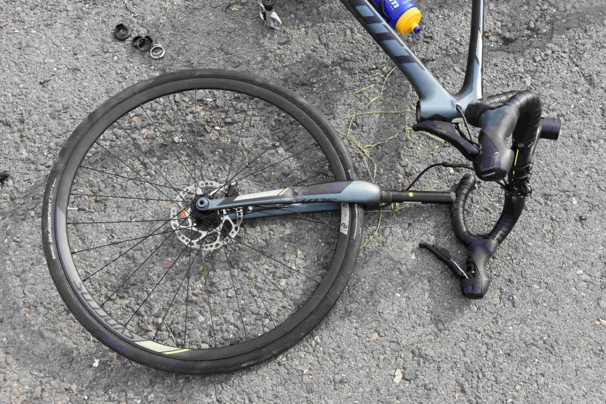 Transporterfahrer übersieht Velofahrer in Gams SG