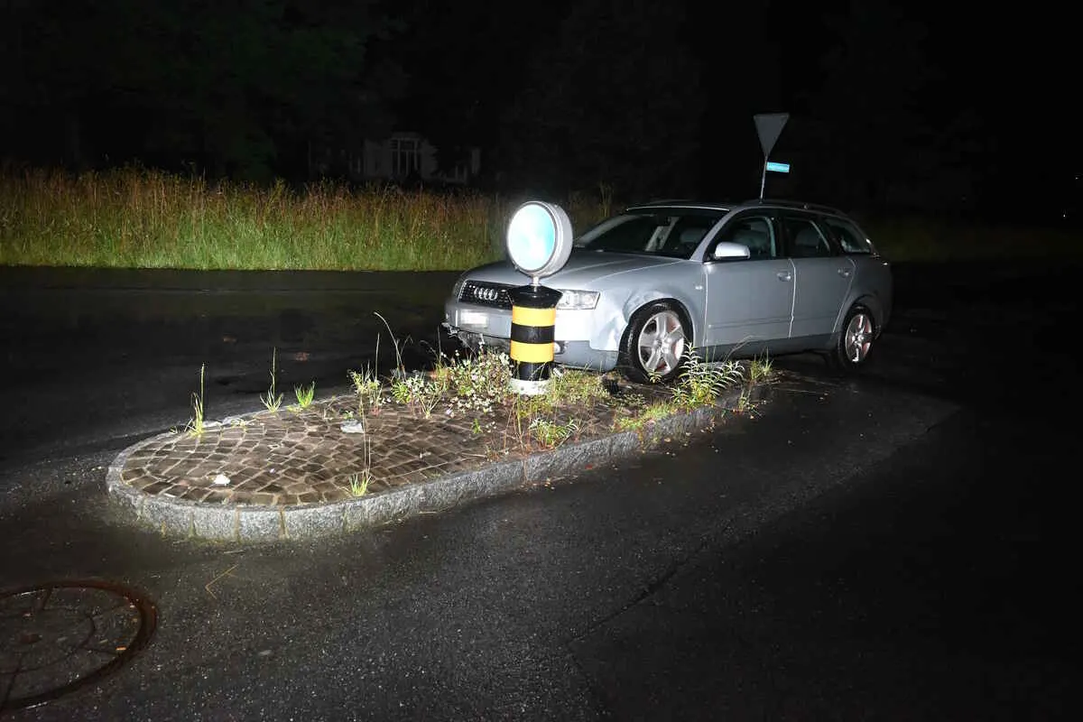 Berneck SG - Alkoholisiert mit einer Verkehrsinsel kollidiert