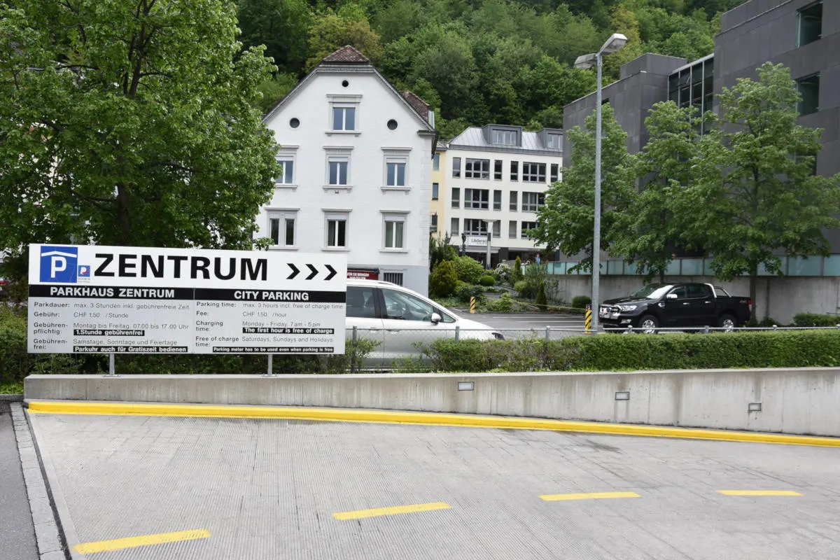 Vaduz FL - Auto benutzt widerrechtlich Busspur