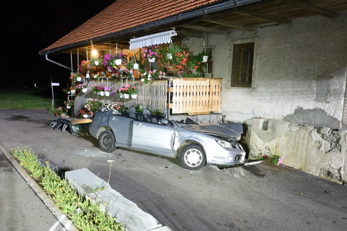 Escholzmatt-Marbach LU - Subaru prallt in Veranda – Autofahrerin erheblich verletzt